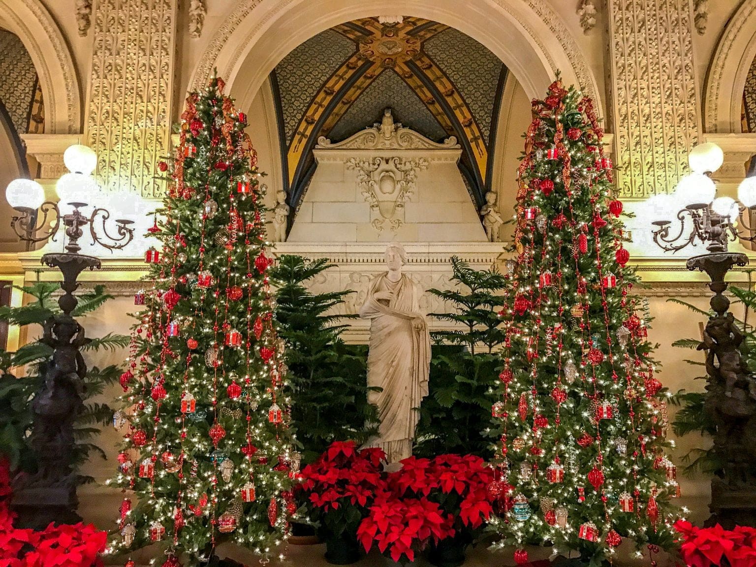 CHRISTMAS AT THE NEWPORT MANSIONS DECEMBER 1, 2022 Wade Tours Bus Tours